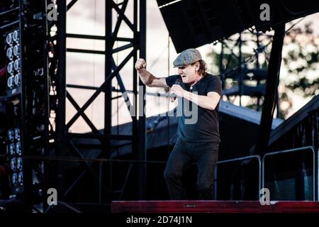 Copenhague, Danemark. 15 juillet 2015. Le groupe de rock australien AC/DC joue un concert à Dyreskuepladsen à Roskilde dans le cadre du circuit Rock or Bust World 2015. Le chanteur Brian Johnson est ici vu en direct sur scène. (Crédit photo: Gonzales photo - Lasse Lagoni). Banque D'Images