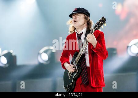 Copenhague, Danemark. 15 juillet 2015. Le groupe de rock australien AC/DC joue un concert à Dyreskuepladsen à Roskilde dans le cadre du circuit Rock or Bust World 2015. Ici, le guitariste Angus Young est vu en direct sur scène. (Crédit photo: Gonzales photo - Lasse Lagoni). Banque D'Images