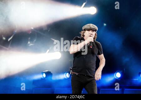 Copenhague, Danemark. 15 juillet 2015. Le groupe de rock australien AC/DC joue un concert à Dyreskuepladsen à Roskilde dans le cadre du circuit Rock or Bust World 2015. Le chanteur Brian Johnson est ici vu en direct sur scène. (Crédit photo: Gonzales photo - Lasse Lagoni). Banque D'Images