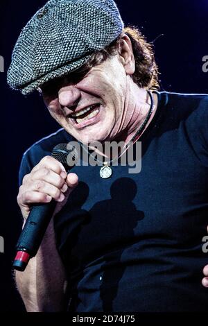 Copenhague, Danemark. 15 juillet 2015. Le groupe de rock australien AC/DC joue un concert à Dyreskuepladsen à Roskilde dans le cadre du circuit Rock or Bust World 2015. Le chanteur Brian Johnson est ici vu en direct sur scène. (Crédit photo: Gonzales photo - Lasse Lagoni). Banque D'Images