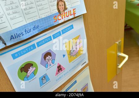 Leipzig, Allemagne. 25 septembre 2020. Les règles Corona pour les élèves sont accrochées à une porte de salle de classe dans une école de Leipzig Grünau. Credit: Volkmar Heinz/dpa-Zentralbild/ZB/dpa/Alay Live News Banque D'Images