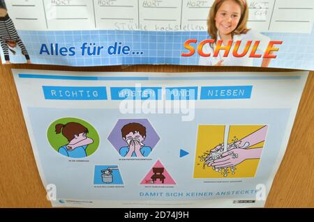 Leipzig, Allemagne. 25 septembre 2020. Les règles Corona pour les élèves sont accrochées à une porte de salle de classe dans une école de Leipzig Grünau. Credit: Volkmar Heinz/dpa-Zentralbild/ZB/dpa/Alay Live News Banque D'Images