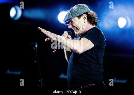 Copenhague, Danemark. 15 juillet 2015. Le groupe de rock australien AC/DC joue un concert à Dyreskuepladsen à Roskilde dans le cadre du circuit Rock or Bust World 2015. Le chanteur Brian Johnson est ici vu en direct sur scène. (Crédit photo: Gonzales photo - Lasse Lagoni). Banque D'Images