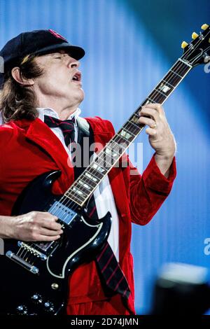 Copenhague, Danemark. 15 juillet 2015. Le groupe de rock australien AC/DC joue un concert à Dyreskuepladsen à Roskilde dans le cadre du circuit Rock or Bust World 2015. Ici, le guitariste Angus Young est vu en direct sur scène. (Crédit photo: Gonzales photo - Lasse Lagoni). Banque D'Images