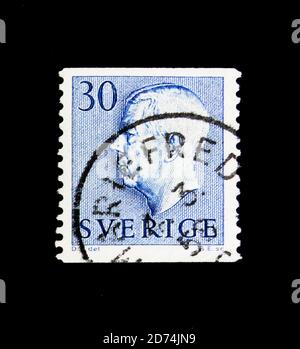 MOSCOU, RUSSIE - 24 NOVEMBRE 2017 : un timbre imprimé en Suède montre le roi Gustaf VI Adolf - avec empreinte, série, vers 1957 Banque D'Images