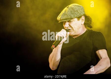 Copenhague, Danemark. 15 juillet 2015. Le groupe de rock australien AC/DC joue un concert à Dyreskuepladsen à Roskilde dans le cadre du circuit Rock or Bust World 2015. Le chanteur Brian Johnson est ici vu en direct sur scène. (Crédit photo: Gonzales photo - Lasse Lagoni). Banque D'Images