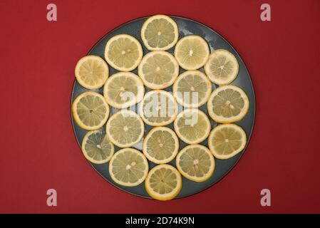 une assiette de tranches de citron Banque D'Images