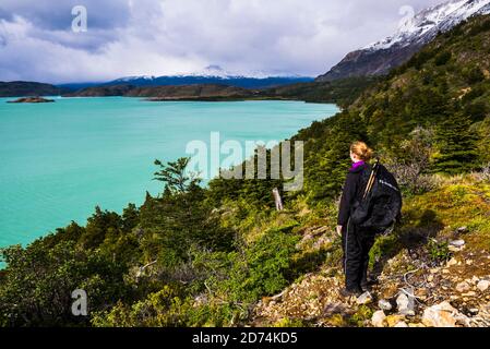 Randonnée au bord du lac Nordenskjold, parc national Torres del Paine, Patagonie, Chili Banque D'Images