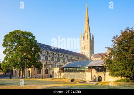 Cathédrale de Norwich avec un nouveau réfectoire et un nouvel ostère à la cathédrale de Norwich Et spire Norwich Norfolk East Anglia Angleterre GB Europe Banque D'Images