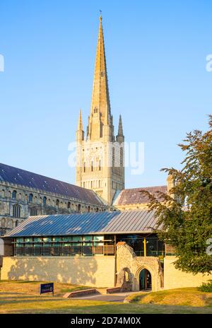 Cathédrale de Norwich avec un nouveau réfectoire et un nouvel ostère à la cathédrale de Norwich Et spire Norwich Norfolk East Anglia Angleterre GB Europe Banque D'Images