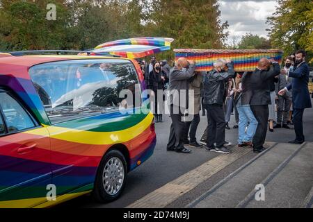 Londres, Royaume-Uni. 20 octobre 2020. Le cercueil coloré de Tony Bone arrive au crématorium de Honor Oak. Bone, qui est décédé le 30 septembre à l'âge de 64 ans, était à la fois un beau artiste et un résident populaire vivant et travaillant à Lewisham pendant de nombreuses années. Les services funéraires actuels au Royaume-Uni en vertu des restrictions Covid-19 limitent la participation de 20 personnes. Credit: Guy Corbishley/Alamy Live News Banque D'Images