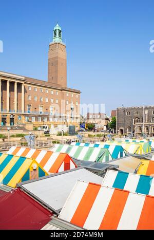 Bureaux du Conseil municipal de Norwich et stands du marché de Norwich dans le Norwich Market place centre-ville Norwich Norfolk East Anglia Angleterre Royaume-Uni GB Europe Banque D'Images