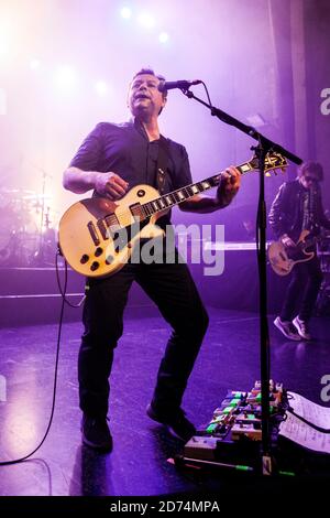 Copenhague, Danemark. 23 avril 2016. Manic Street Preachers, le groupe de rock gallois, donne un concert à VEGA à Copenhague. Ici, le chanteur et guitariste James Dean Bradfield est vu en direct sur scène. (Crédit photo: Gonzales photo - Lasse Lagoni). Banque D'Images