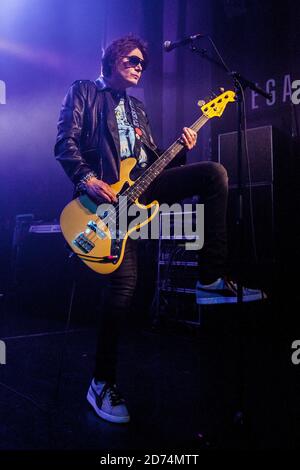 Copenhague, Danemark. 23 avril 2016. Manic Street Preachers, le groupe de rock gallois, donne un concert à VEGA à Copenhague. Ici, le bassiste Nicky Wire est vu en direct sur scène. (Crédit photo: Gonzales photo - Lasse Lagoni). Banque D'Images