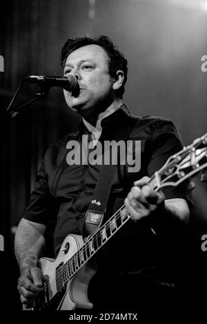 Copenhague, Danemark. 23 avril 2016. Manic Street Preachers, le groupe de rock gallois, donne un concert à VEGA à Copenhague. Ici, le chanteur et guitariste James Dean Bradfield est vu en direct sur scène. (Crédit photo: Gonzales photo - Lasse Lagoni). Banque D'Images