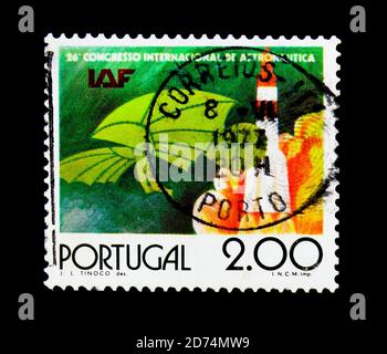 MOSCOU, RUSSIE - 24 NOVEMBRE 2017 : timbre imprimé au Portugal consacré au 26e Congrès de la Fédération internationale d'astronautique, série, vers 1 Banque D'Images