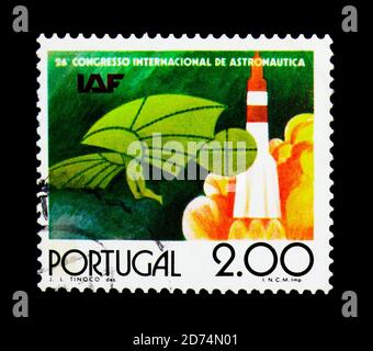 MOSCOU, RUSSIE - 24 NOVEMBRE 2017 : timbre imprimé au Portugal consacré au 26e Congrès de la Fédération internationale d'astronautique, série, vers 1 Banque D'Images