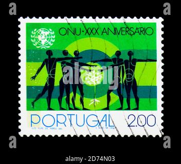 MOSCOU, RUSSIE - 24 NOVEMBRE 2017: Un timbre imprimé au Portugal montre ONU (Nations Unies), 30e anniversaire, série, vers 1976 Banque D'Images