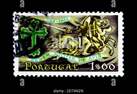 MOSCOU, RUSSIE - 24 NOVEMBRE 2017 : un timbre imprimé au Portugal montre Avis-Croix et Chevalier, ordre militaire de la série Avis, vers 1963 Banque D'Images