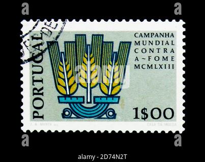 MOSCOU, RUSSIE - 24 NOVEMBRE 2017: Un timbre imprimé au Portugal montre Ears of Corn, série de la campagne "Freedom from Hunger" de la FAO, vers 1963 Banque D'Images