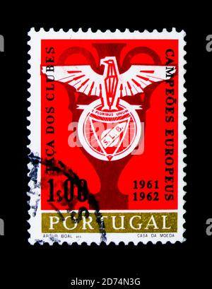 MOSCOU, RUSSIE - 24 NOVEMBRE 2017 : un timbre imprimé au Portugal montre Benfica Emblem, série de champions européens de football de Benfica, vers 1963 Banque D'Images