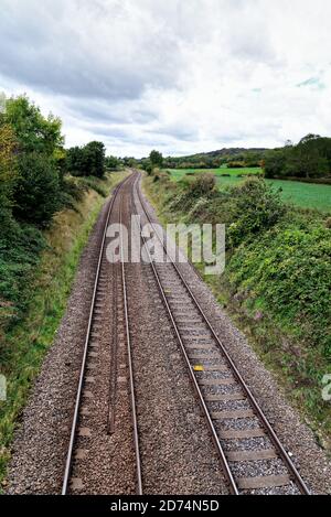 Une voie de chemin de fer vide s'est déferle dans la campagne dans les collines de Surrey, près d'Abinger Hammer England Banque D'Images