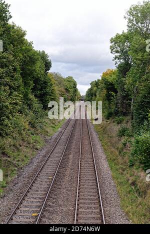 Une voie de chemin de fer vide s'est déferle dans la campagne dans les collines de Surrey, près d'Abinger Hammer England Banque D'Images