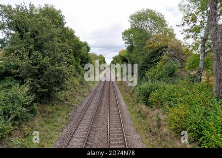 Une voie de chemin de fer vide s'est déferle dans la campagne dans les collines de Surrey, près d'Abinger Hammer England Banque D'Images