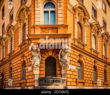 Budapest, Hongrie, mars 2020, gros plan d'un bâtiment d'angle avec sculpture architecturale à Bethlen Gabor et rue Damjanich Banque D'Images