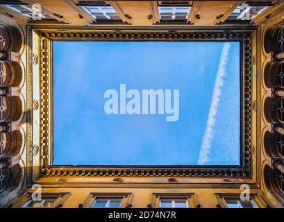 Budapest, Hongrie, mars 2020, vue sur le ciel et la partie supérieure d'un bâtiment avec sculpture architecturale depuis une cour Banque D'Images