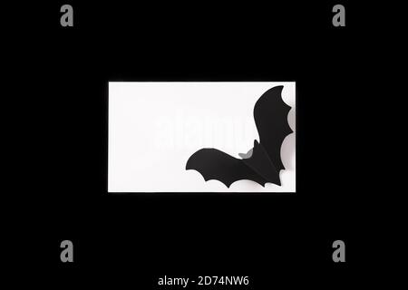 Bande dessinée Halloween papier blanc vierge avec silhouette de chauve-souris noire sur fond noir. Copier l'espace. Style de pose à plat. Arrière-plan abstrait Halloween. Arrière-plan noir et blanc rétro foncé. Banque D'Images