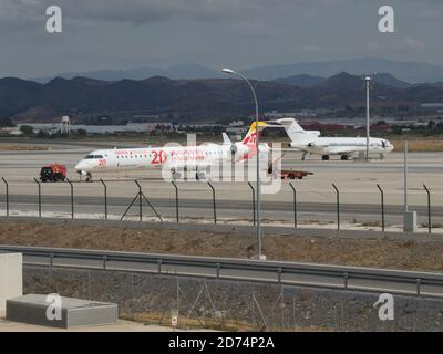 Iberia Regional Air Nostrum, Bombardier CRJ-900 (EC-JNB) et Boeing 727 (HZ-SKI) à l'aéroport de Málaga, Andalousie, Espagne. Banque D'Images