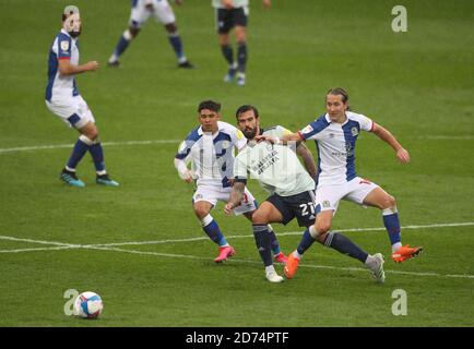 Le pack Marlon de Cardiff City a été relevé par Tyrhys Dolan de Blackburn Rovers et Lewis Holtby de Blackburn Rovers (à droite) lors du match de championnat Sky Bet à Ewood Park, Blackburn. Banque D'Images