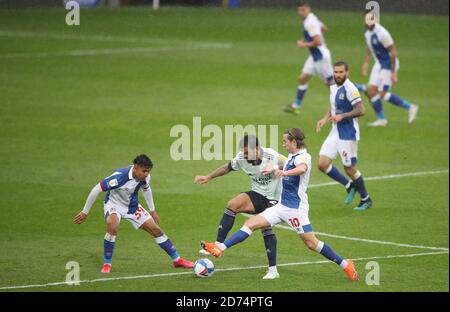 Le pack Marlon de Cardiff City a été relevé par Tyrhys Dolan de Blackburn Rovers et Lewis Holtby de Blackburn Rovers (à droite) lors du match de championnat Sky Bet à Ewood Park, Blackburn. Banque D'Images