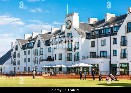 Golfeurs sur le premier tee au Carnoustie Championship course à l'avant de Carnoustie Hotel, Carnoustie, Angus, Écosse, Royaume-Uni Banque D'Images