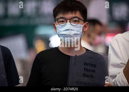 Hong Kong, Chine. 20 octobre 2020. Joshua Wong, activiste pro-démocratie, tient des cartes de transparence « ramener les derrière » à Hong Kong le 20 octobre 2020. Des militants pro-démocratie, dont Joshua Wong, se sont emmis dans la rue pour annoncer une assemblée en ligne pour soutenir les 12 Hongkongs détenus en Chine continentale après avoir tenté de fuir à Taïwan en août 2020 Credit: May James/ZUMA Wire/Alamy Live News Banque D'Images