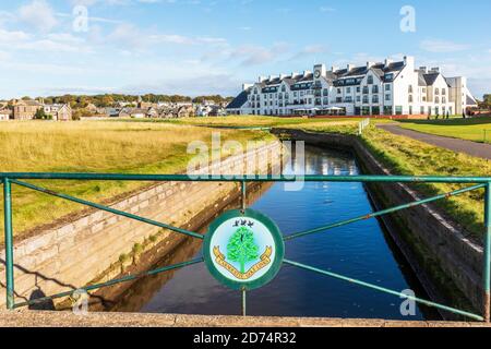 Vue sur le Barry Burn vers l'hôtel Carnoustie sur le parcours de golf Carnoustie Championship Golf Links, Carnoustie, Angus, Écosse, Royaume-Uni Banque D'Images