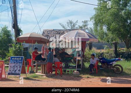 Otres Beach, Sihanoukville, Cambodge - 30 décembre 2018 : salon de coiffure en plein air typique situé dans le village d'Otres au Cambodge Banque D'Images