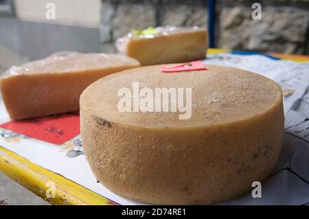 Gros plan d'une roue à fromage sur un marché à Tesserete, Tessin, Suisse Banque D'Images