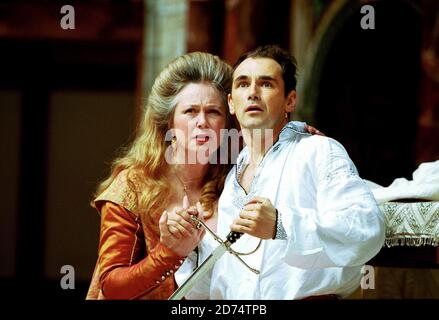 Joanna McCallum (Gertrude), Mark Rylance (Hamlet) au HAMEAU de Shakespeare au Globe de Shakespeare, Londres SE1 09/06/2000 Maître de vêtements et propriétés: Jenny Tiramani Maître de musique: Claire van Kampen Maître de jeu: Giles Block Banque D'Images