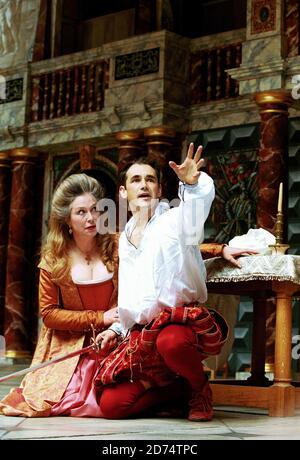 Joanna McCallum (Gertrude), Mark Rylance (Hamlet) au HAMEAU de Shakespeare au Globe de Shakespeare, Londres SE1 09/06/2000 Maître de vêtements et propriétés: Jenny Tiramani Maître de musique: Claire van Kampen Maître de jeu: Giles Block Banque D'Images