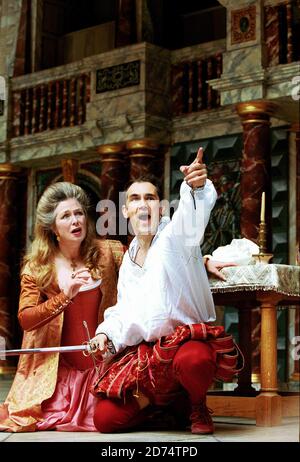 Joanna McCallum (Gertrude), Mark Rylance (Hamlet) au HAMEAU de Shakespeare au Globe de Shakespeare, Londres SE1 09/06/2000 Maître de vêtements et propriétés: Jenny Tiramani Maître de musique: Claire van Kampen Maître de jeu: Giles Block Banque D'Images