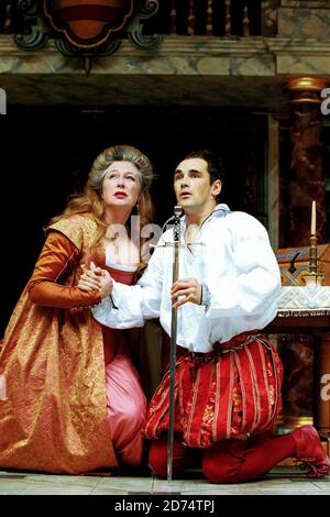 Joanna McCallum (Gertrude), Mark Rylance (Hamlet) au HAMEAU de Shakespeare au Globe de Shakespeare, Londres SE1 09/06/2000 Maître de vêtements et propriétés: Jenny Tiramani Maître de musique: Claire van Kampen Maître de jeu: Giles Block Banque D'Images