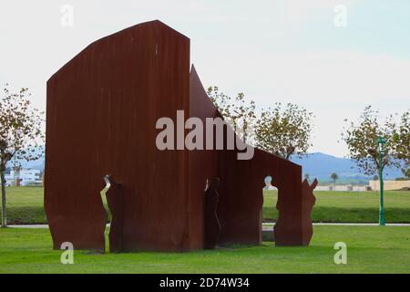 Sculpture moderne en fer rouillé dédiée aux victimes du terrorisme Dans le parc péninsulaire de Magdalena par Agustin Ibarrola Santander Cantabria Espagne Banque D'Images