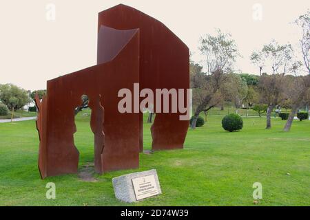 Sculpture moderne en fer rouillé dédiée aux victimes du terrorisme Dans le parc péninsulaire de Magdalena par Agustin Ibarrola Santander Cantabria Espagne Banque D'Images