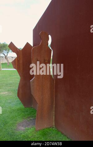 Sculpture moderne en fer rouillé dédiée aux victimes du terrorisme Dans le parc péninsulaire de Magdalena par Agustin Ibarrola Santander Cantabria Espagne Banque D'Images