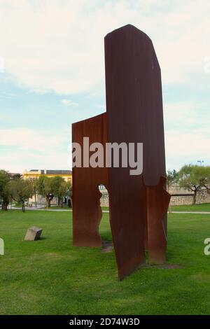 Sculpture moderne en fer rouillé dédiée aux victimes du terrorisme Dans le parc péninsulaire de Magdalena par Agustin Ibarrola Santander Cantabria Espagne Banque D'Images