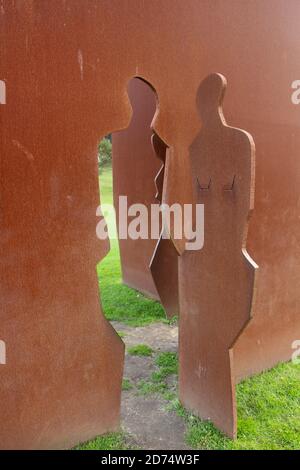 Sculpture moderne en fer rouillé dédiée aux victimes du terrorisme Dans le parc péninsulaire de Magdalena par Agustin Ibarrola Santander Cantabria Espagne Banque D'Images