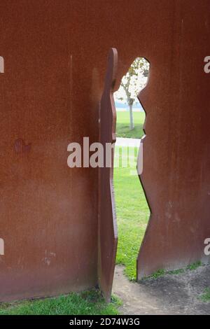 Sculpture moderne en fer rouillé dédiée aux victimes du terrorisme Dans le parc péninsulaire de Magdalena par Agustin Ibarrola Santander Cantabria Espagne Banque D'Images