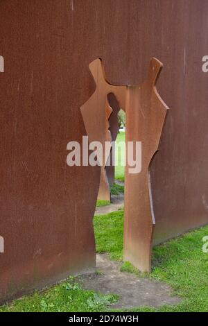 Sculpture moderne en fer rouillé dédiée aux victimes du terrorisme Dans le parc péninsulaire de Magdalena par Agustin Ibarrola Santander Cantabria Espagne Banque D'Images